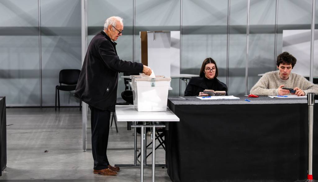 Boljša volilna udeležba kot pred štirimi leti, na dveh voliščih zaplet
