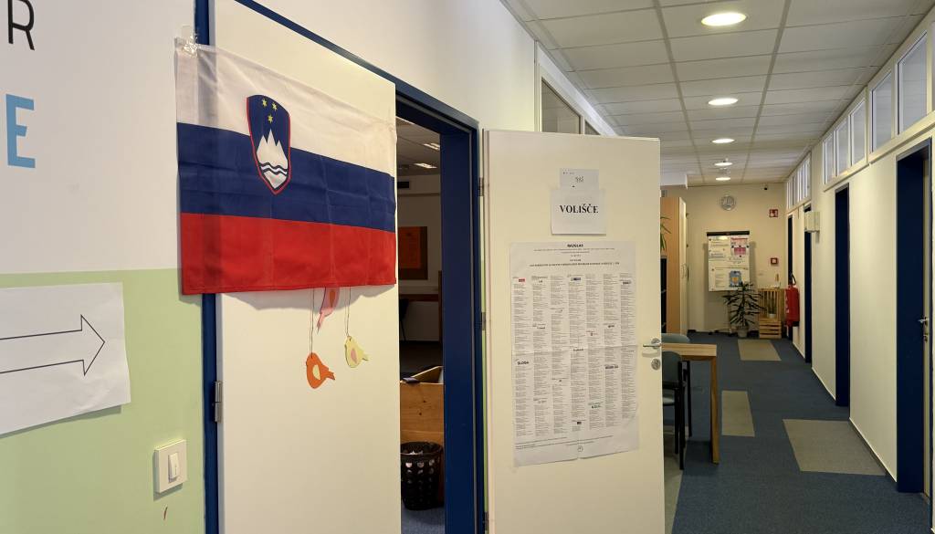 Težave na volišču, zaradi tehnične napake volivci ostali pred vrati