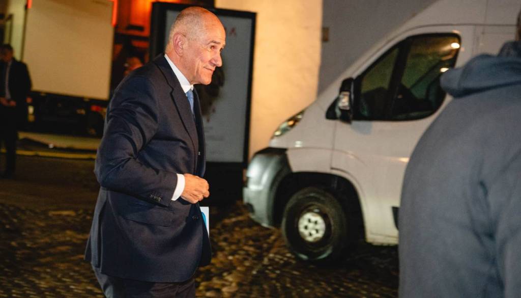 Tik pred zaprtjem volišč se je oglasil Janša. Pravi, da je situacija kritična