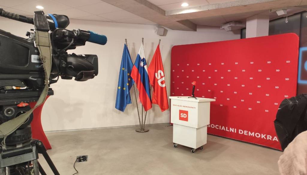 FOTO in VIDEO: SD v pričakovanju rezultatov, v volilni kavarni za zdaj brez vodstva
