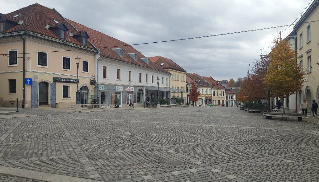 Dostava na Glavni trg spremenjena. Novomeška občina sprejela odlok, ki poenostavi dostop