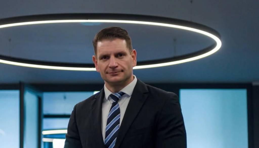 Presenečenje volitev Resni.ca: Kdo so poslanci iz njihove stranke, med njimi tudi kontroverzni obrazi