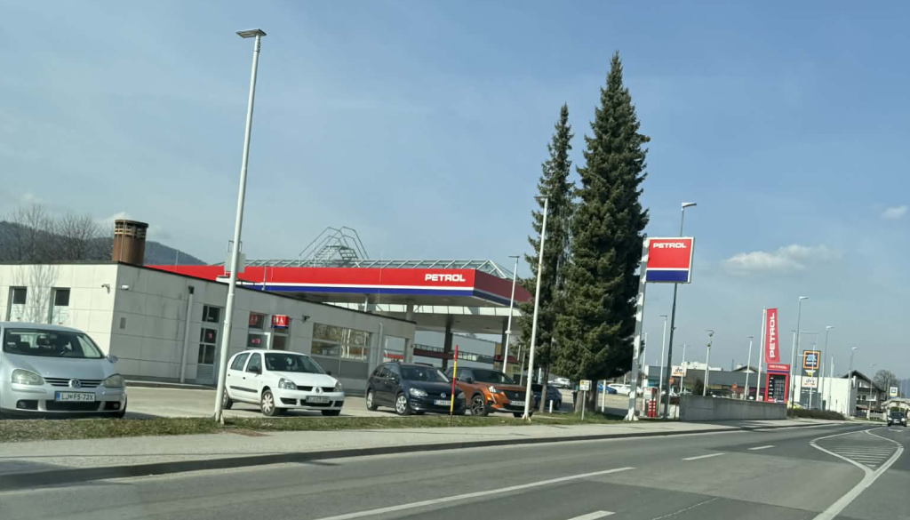 Petrol zvišal cene goriv, za koliko?