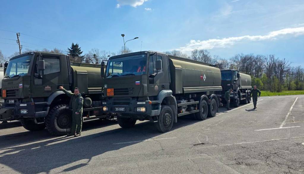 Slovenska vojska na terenu, pomaga pri distribuciji goriva po državi