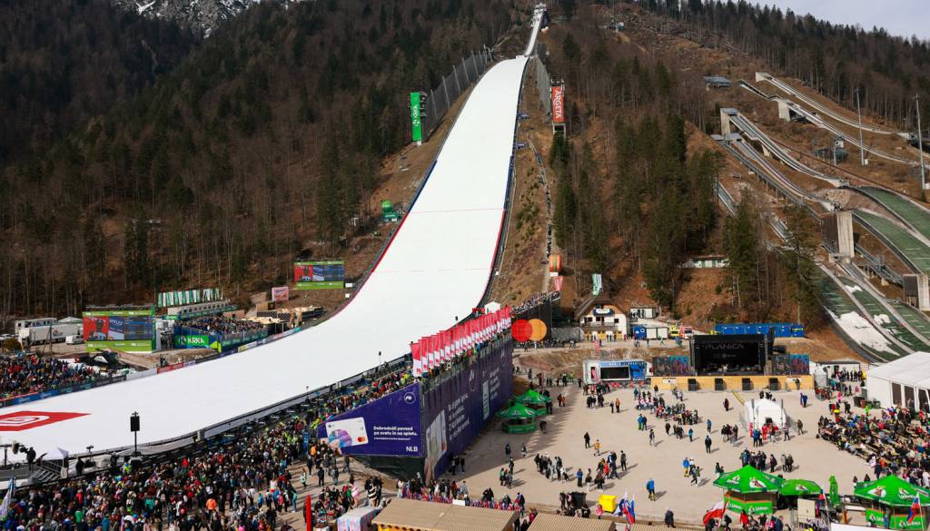 Črni trg vstopnic za Planico: Preprodajalci znova na delu, za karto računajo tudi dvakrat več