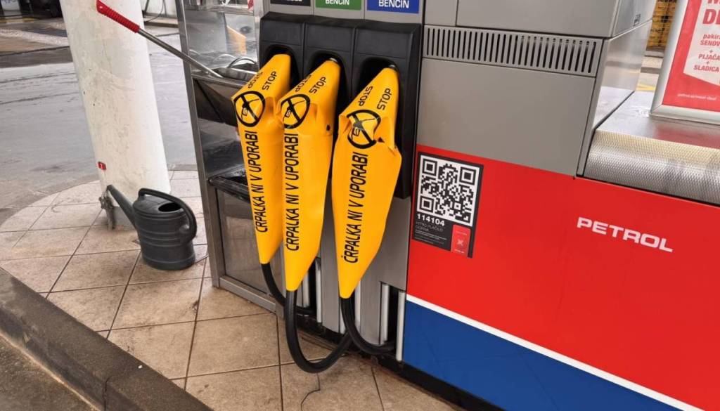 Na Petrolovih obmejnih avtocestnih bencinskih servisih dizel dražji od dveh evrov