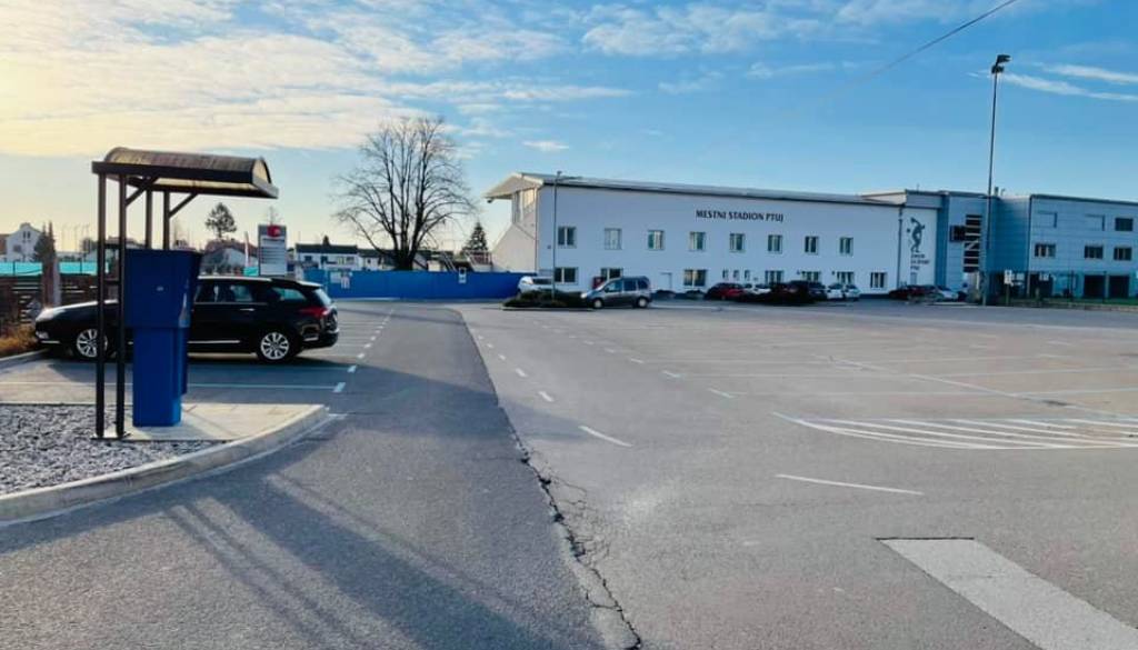 Ptujčani, pozor! Zaradi nogometne tekme delna zapora parkirišča na Čučkovi ulici