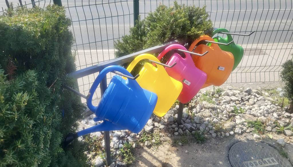 FOTO: Vsa pokopališča v Dupleku odslej opremljena s pisanimi zalivalkami 