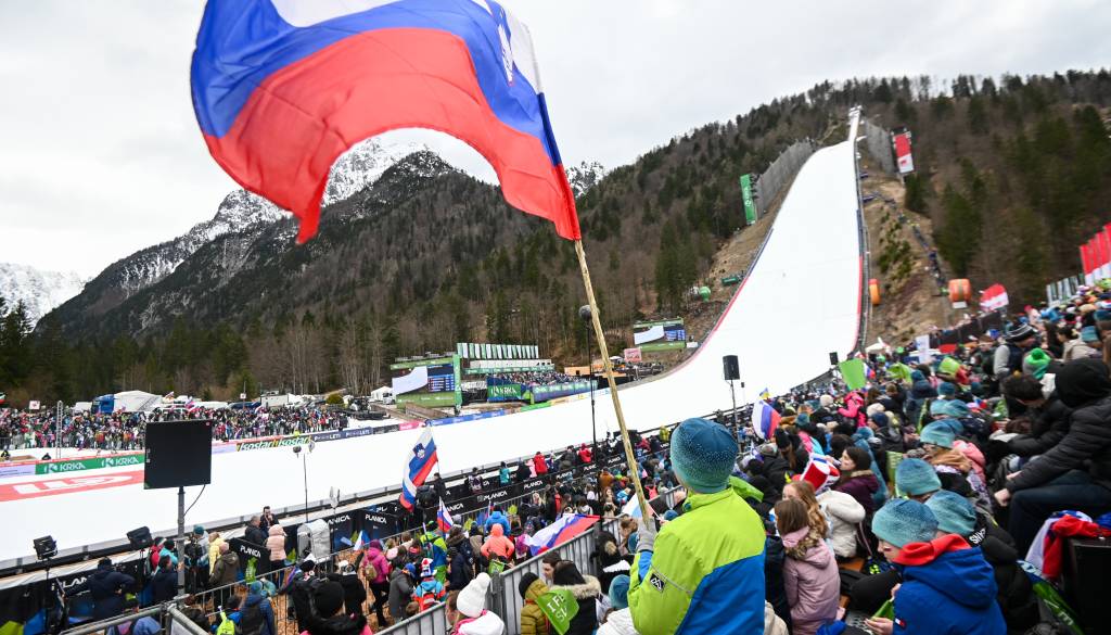 VIDEO: Grozljiva nesreča med preizkusom skakalnice, gledalci pretreseni