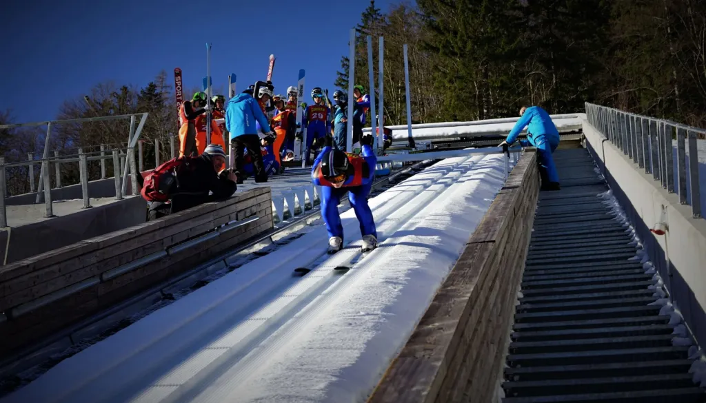VIDEO: V Planici se veselijo športnega dogodka, a pri preizkušanju skakalnice prišlo do hujše nesreče