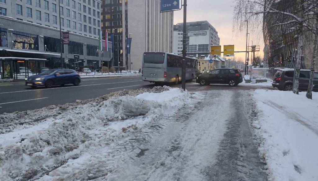 V drugem delu noči in v četrtek zjutraj zimske razmere v večjem delu države