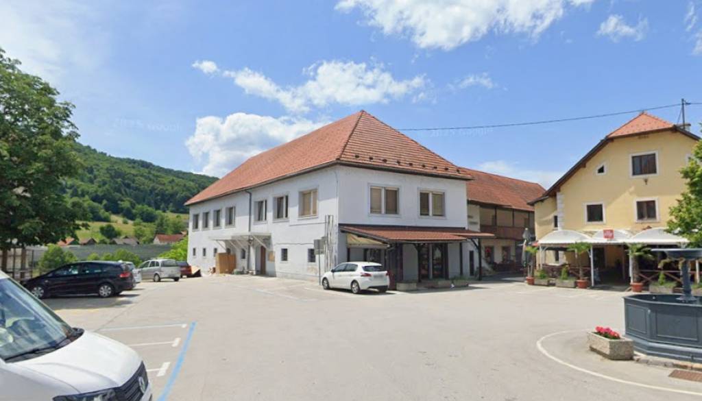 Ob Gradu Žužemberk se prodajata dve stavbi, taka je izhodiščna cena