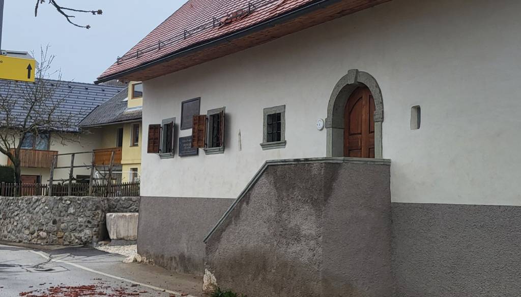 Močan veter v Žirovnici, poškodovana osnovna šola in zaprta Prešernova rojstna hiša