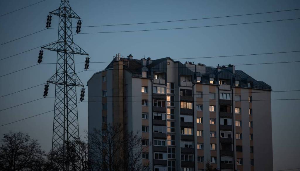 Zaradi vetra po državi brez elektrike več tisoč gospodinjstev