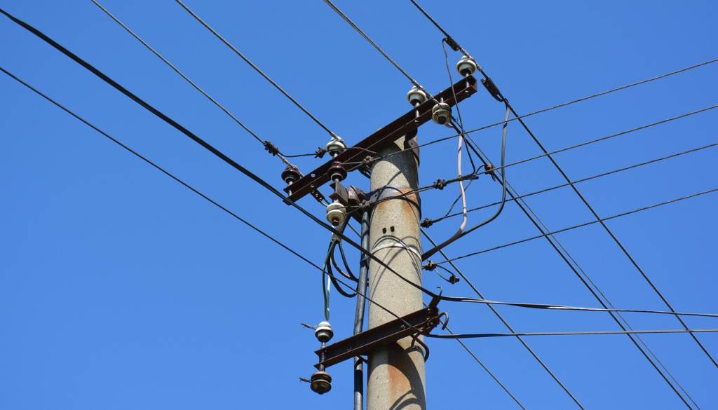 Nevarno! Pri Ormožu iskrilo iz električnega droga, posredovali gasilci
