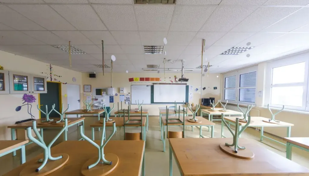 Zaradi vetra zaprtih več šol in vrtcev na Gorenjskem