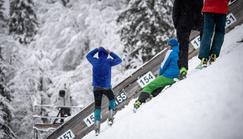 FOTO: V Planici novi padci in težave z razmerami. Hujša nesreča na letalnici že včeraj