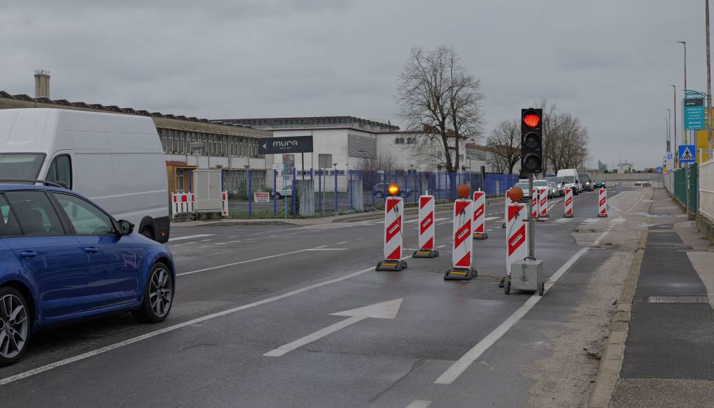 FOTO in VIDEO: Na Industrijski delne in popolne zapore, promet oviran