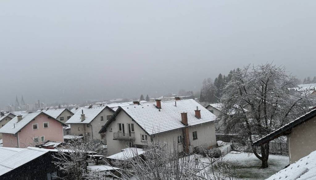 FOTO: Napovedi vremenoslovcev so se uresničile, ponekod sneži do nižin