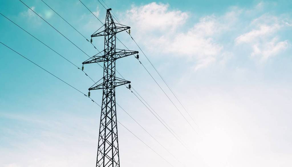 Več tisoč gospodinjstev zaradi vetra brez elektrike