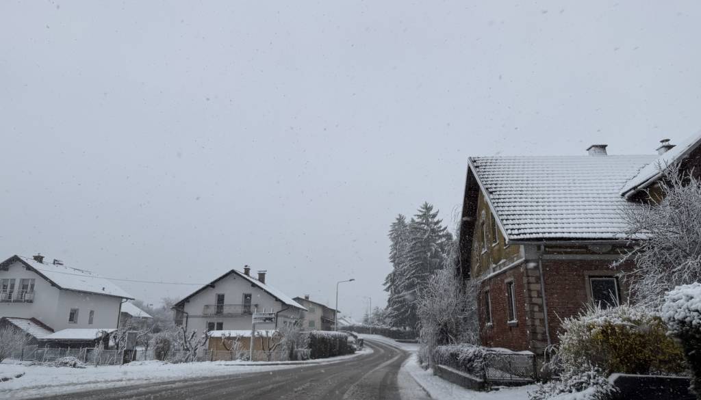 Na jugovzhodu se umirja, kje ostajajo zapore cest?