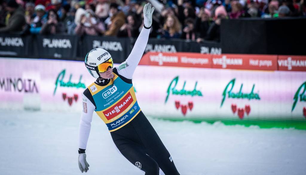 FOTO: V Planici zaigrala slovenska himna, Domen Prevc prepričljivo slavil na prvi tekmi 
