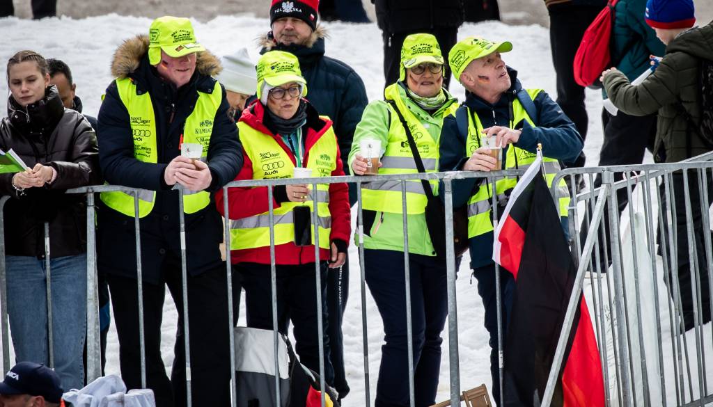 Iz Planice: Veter tudi tu nagaja, a obiskovalci so vzhičeni, kljub spremembam programa
