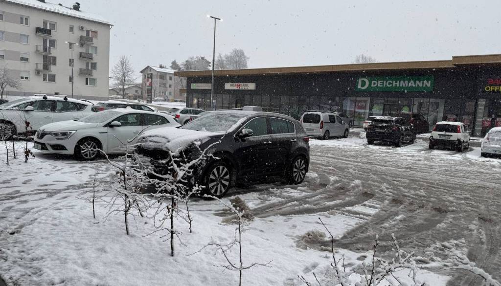 Vse to je zakuhal veter, zaprtih več cest in šol