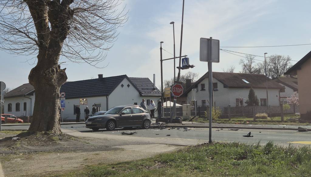 FOTO: Počilo v križišču pri baru Tropicano, cesta je zaprta