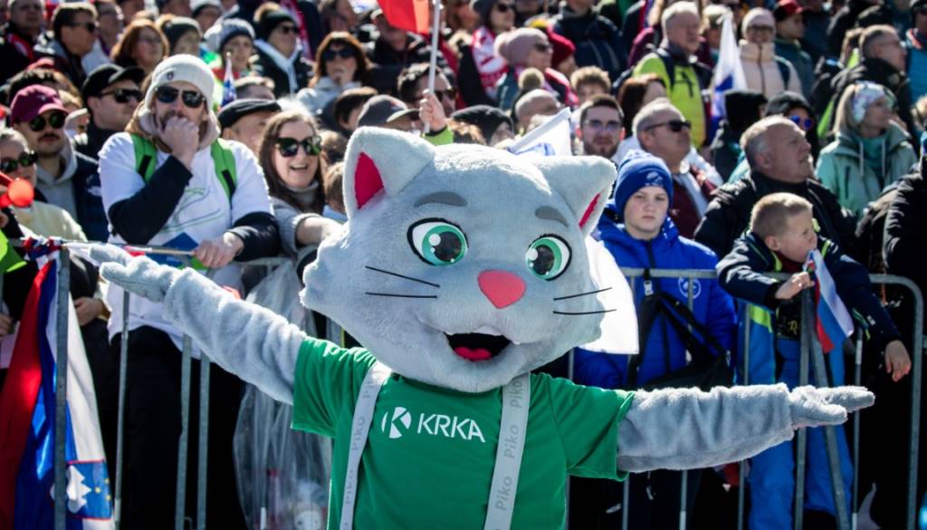 Izjemna Nika Prevc do suverene zmage pod Poncami