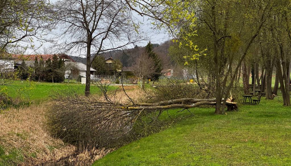 Hudo neurje z vetrom za sabo pustilo veliko škodo