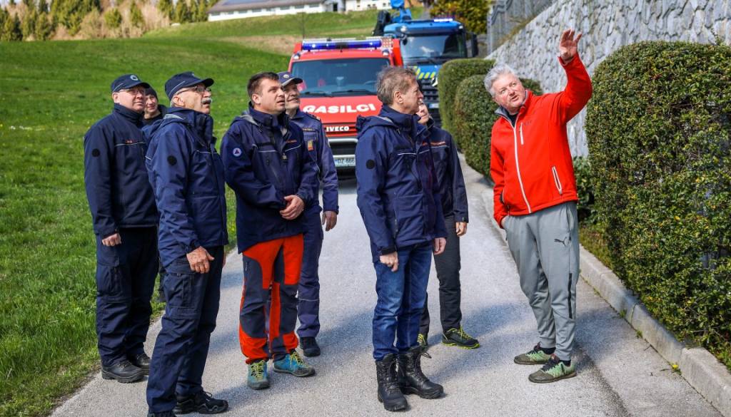 FOTO: Po silovitem vetru Golob poudaril pripravljenost države na pomoč