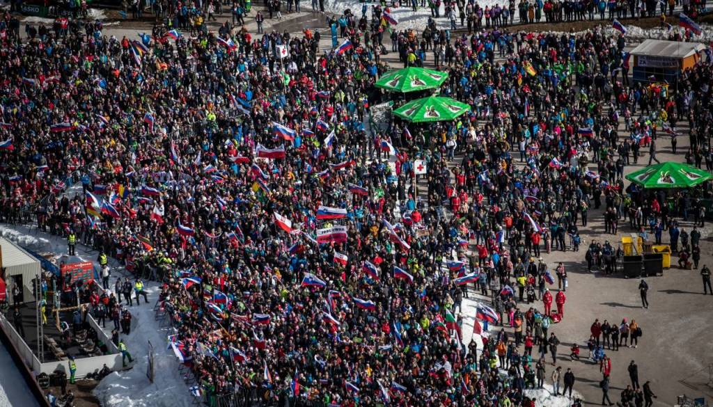 V prvi seriji katastrofalne razmere, Domen Prevc kljub temu preko 240 metrov 