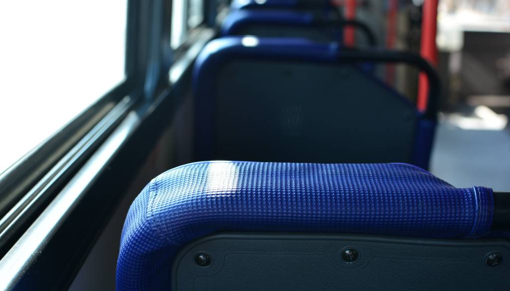 Neodgovorno: Avtobus brez stekla, deklica poškodovana, voznik pa nadaljeval vožnjo