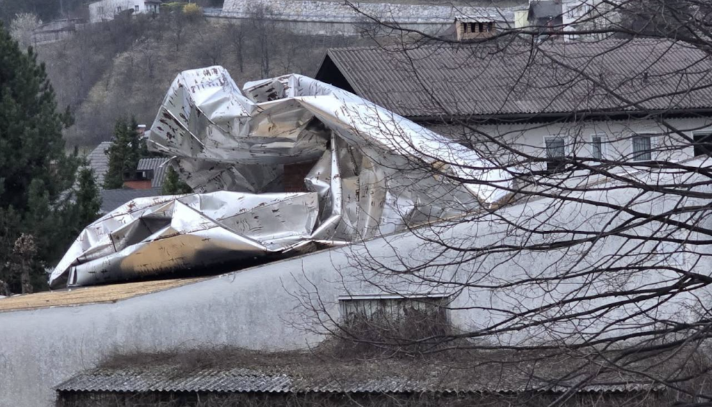 Najbolj nastradala Gorenjska, gasilci na delu noč in dan, pomoč tudi od drugod