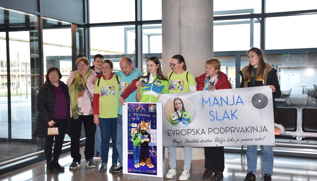 FOTO in VIDEO: Bučen sprejem na letališču! Slovenija objela svojo srebrno junakinjo iz Gorenjske