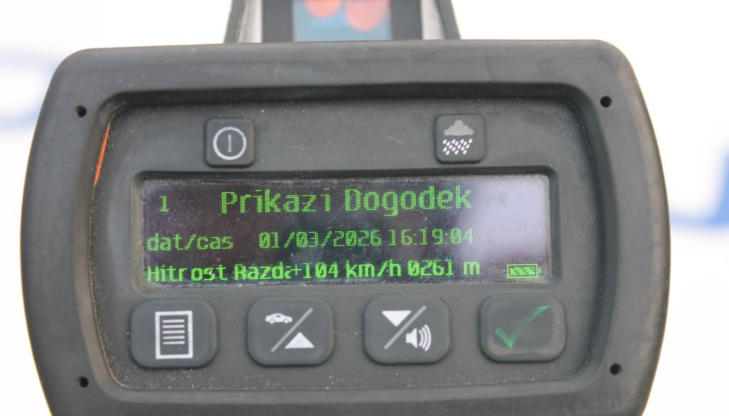 Motorist po Kočevju s kar 104 kilometri na uro