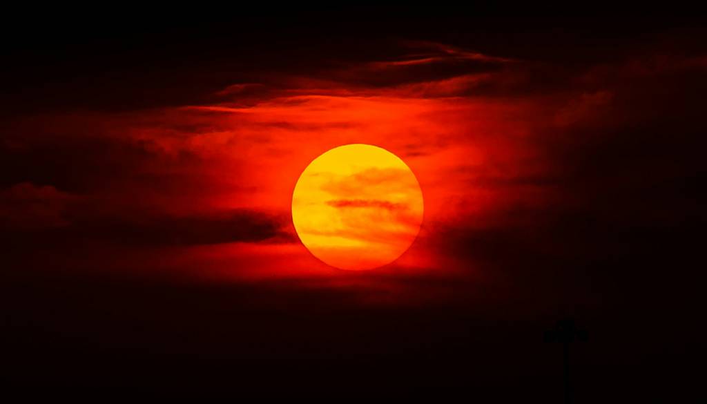 Krvava luna v znamenju Device: Napoved vplivov in astrološka razlaga po znamenjih
