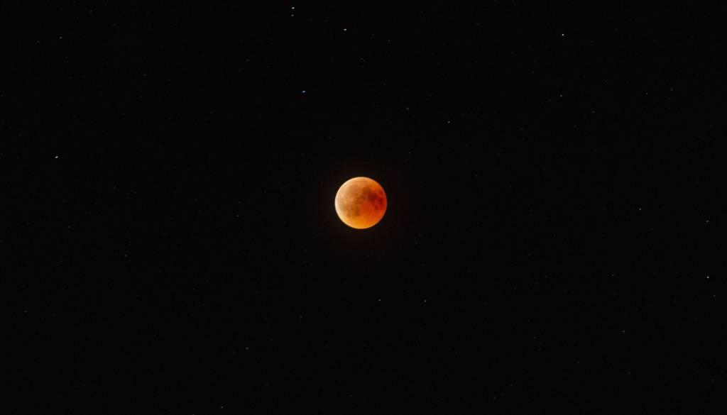 Luna bo za skoraj uro postala rdeča