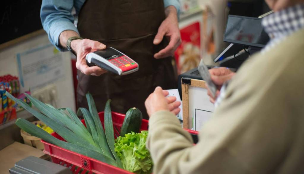 Višje plače in nadpovprečen regres, več kot 10 milijonov evrov za zaposlene