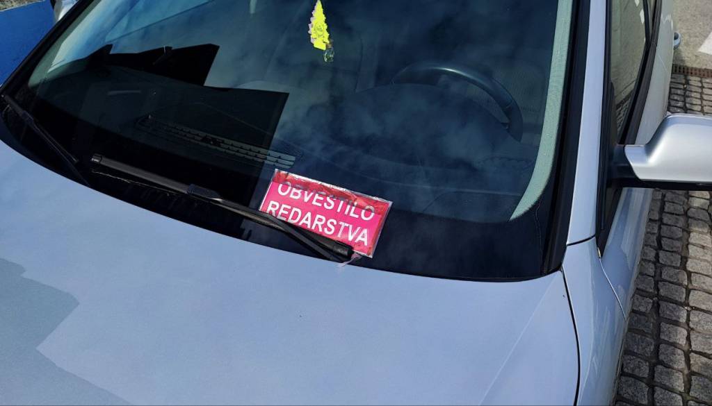 Kaos s parkiranjem v Kranju: Stanovalci brez mest, redarji pa pišejo kazni