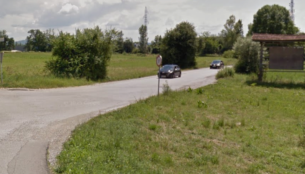 Šolarji po neosvetljeni Brnčičevi do avtobusa, občina napoveduje pločnik