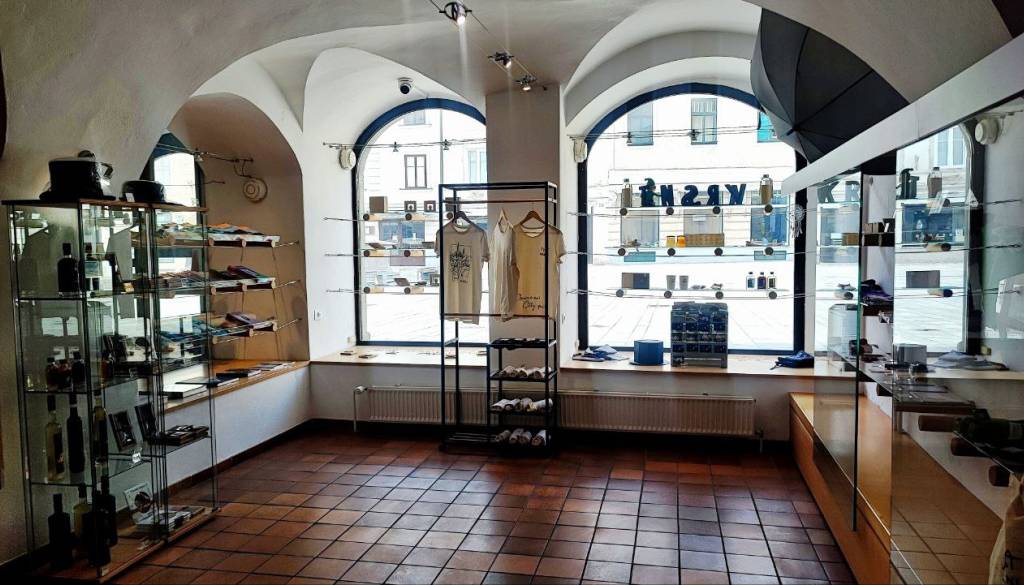 FOTO in VIDEO: Bi nosili Prešernov klobuk za 130 evrov? To vse prodajajo v Kranju