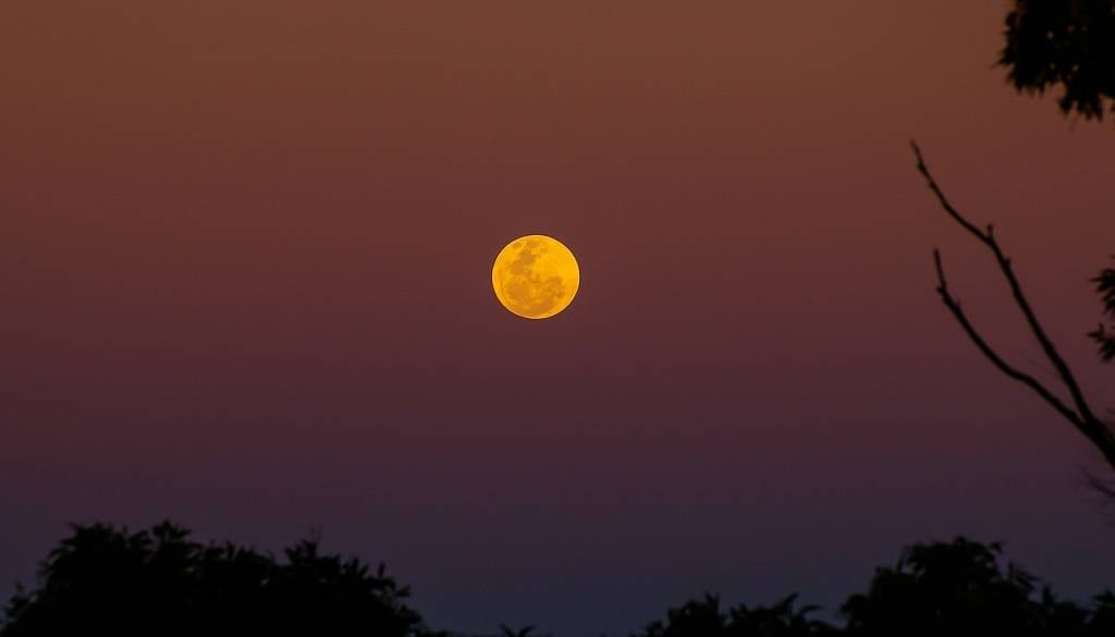 Spektakel na nebu, luna bo za skoraj uro postala rdeča