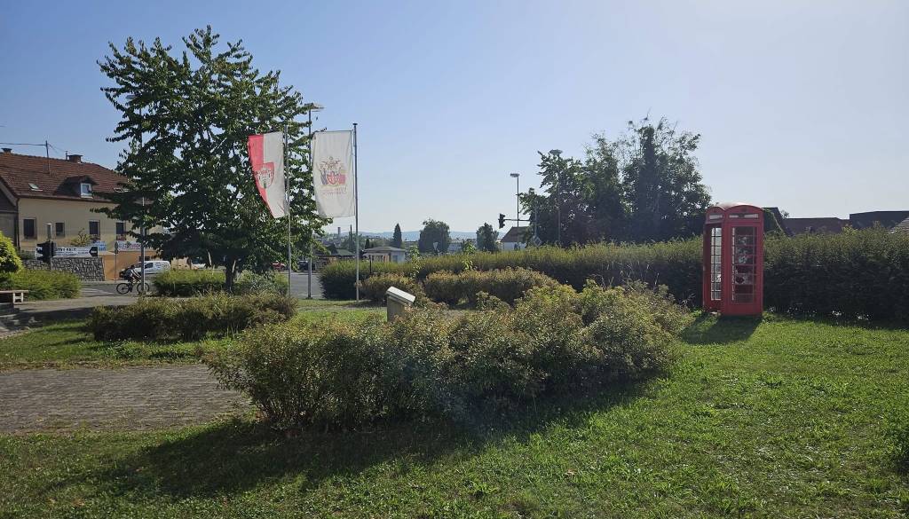 Na Pobrežje se vrača ikonična rdeča telefonska govorilnica