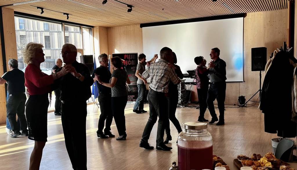 Nasmehi, salsa in bachata: Tako so plesali na Bledu