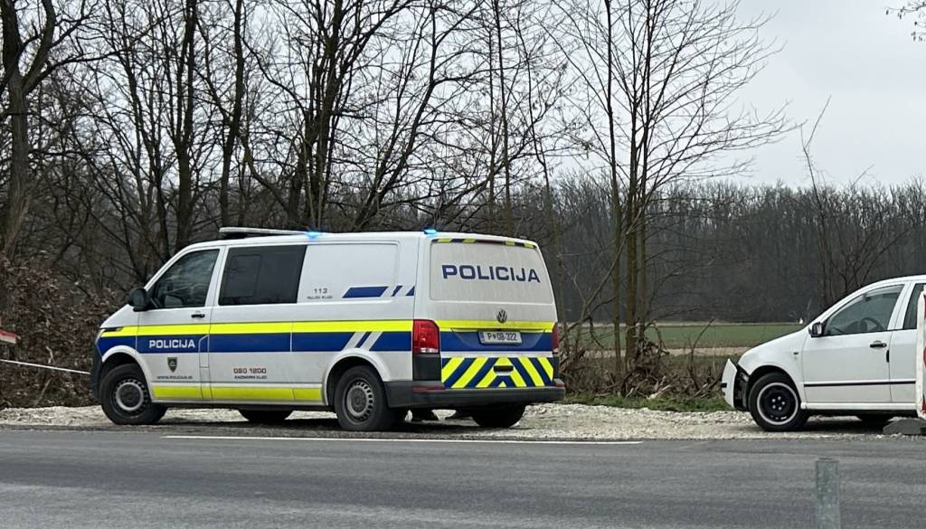 Trčili dve vozili, ena oseba poškodovana