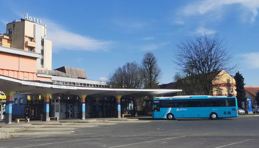 Občanka sprašuje: Kako je mogoče, da ima APMS uporabno dovoljenje, če nima parkirnih prostorov za potnike? 