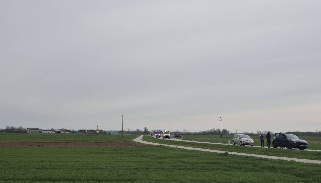 Čelno trčenje zaprlo cesto, voznica poškodovana