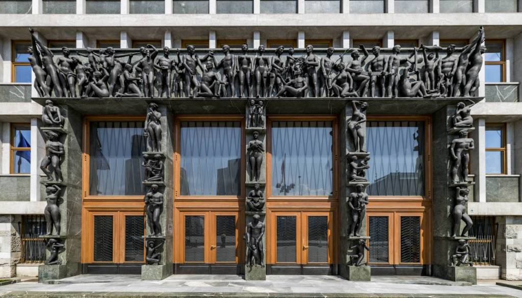 Poslanska funkcija vse bolj finančno privlačna? Stanovanja in dodatki, v novem mandatu višje plače